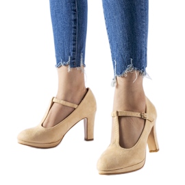 Beige högklackade pumps från LaCaille