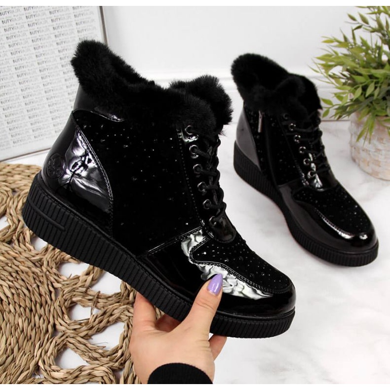 Isolerade ankelstövlar i läder på Rieker W 93312-plattformen, svarta