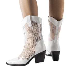 Vita genombrutna cowboystövlar med låg klack från Beato