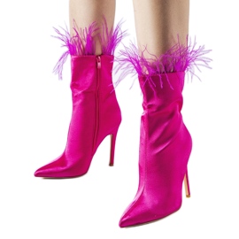 Rosa stövlar dekorerade med Selvena fjädrar