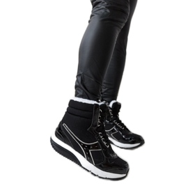 Svarta Diadora-isolerade sportstövlar