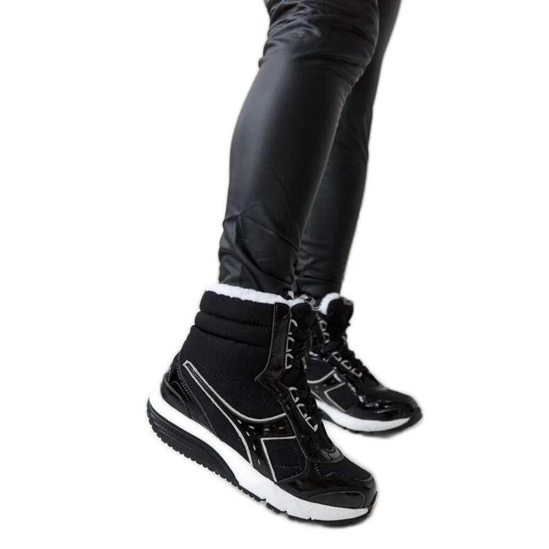 Svarta Diadora-isolerade sportstövlar