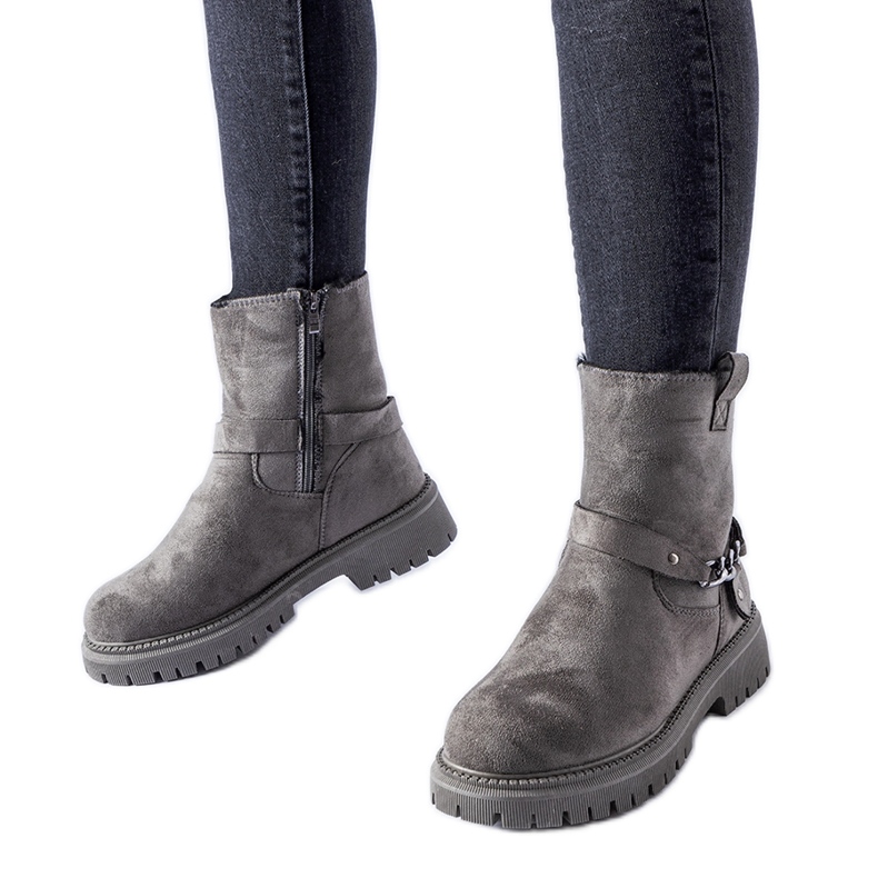 Grå isolerade ankelboots med en Sedico-kedja