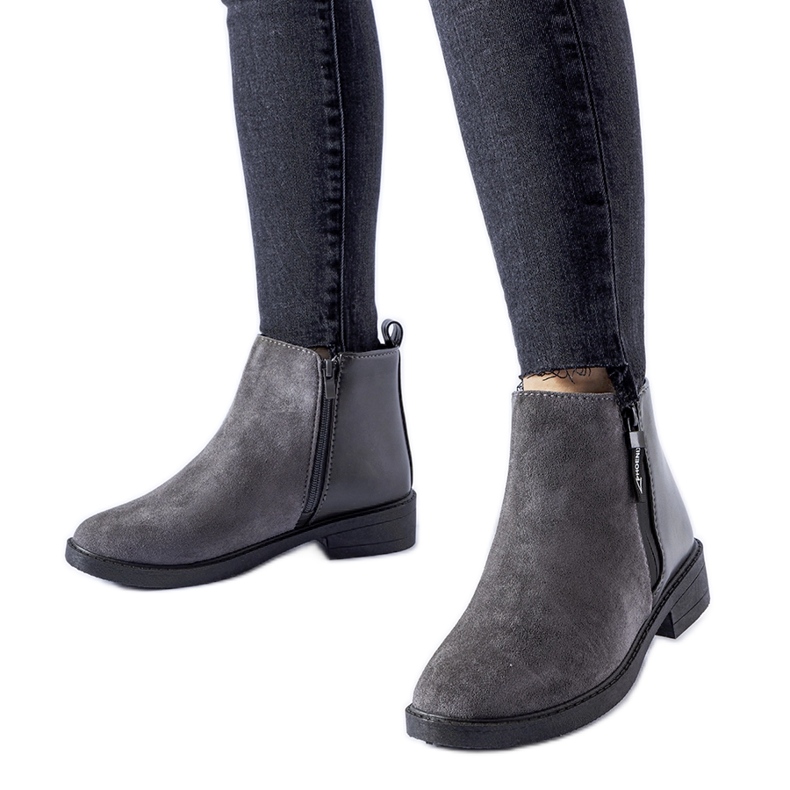 Grå ankelboots gjorda av kombinerade material Sees
