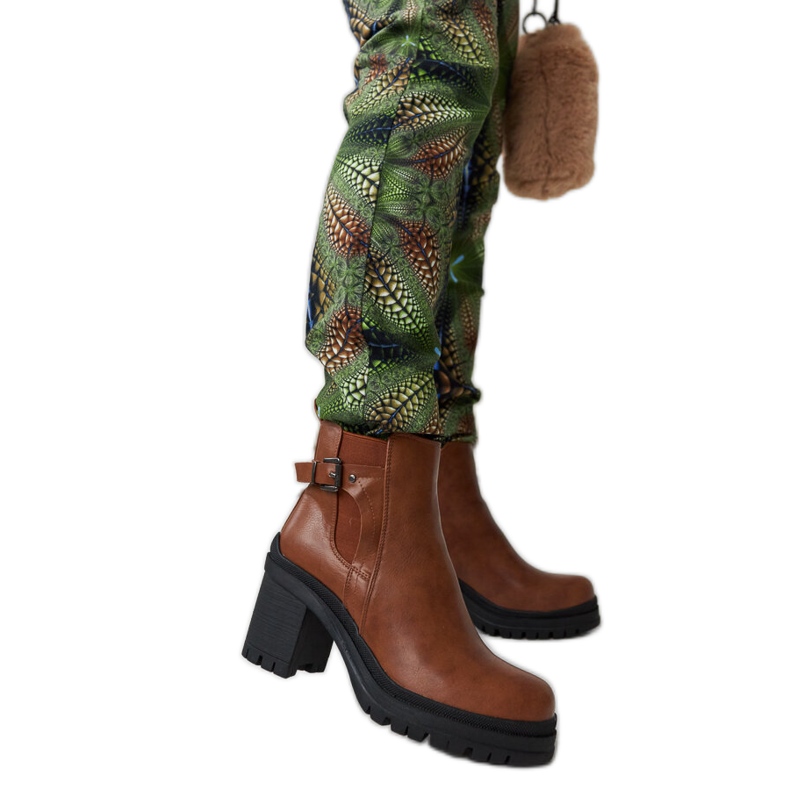 Bruna lågklackade stövlar med bältesögla från Favale