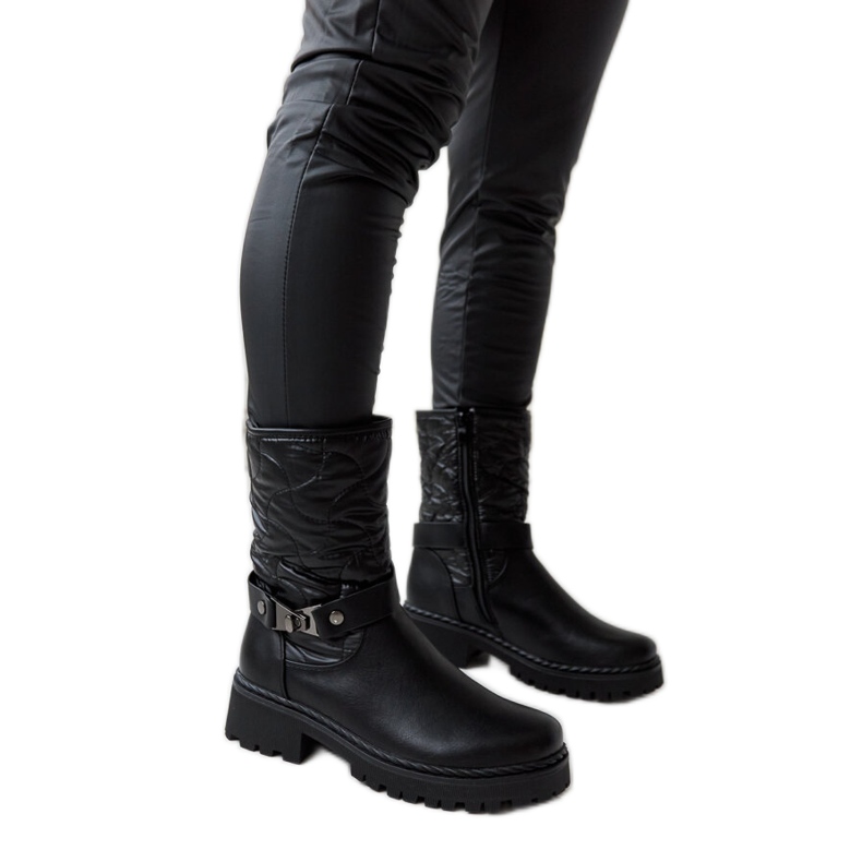 Svarta isolerade stövlar med en dekorativ Lido-rem