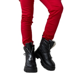 Svarta isolerade snöstövlar med Eulalia-inskriptioner