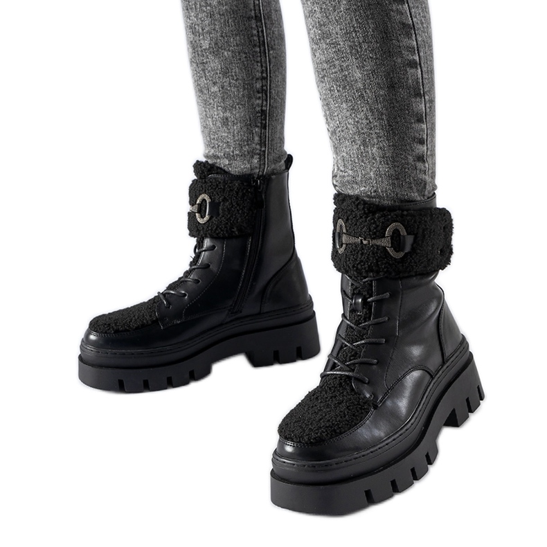 Svarta isolerade arbetarstövlar med Highland-spänne