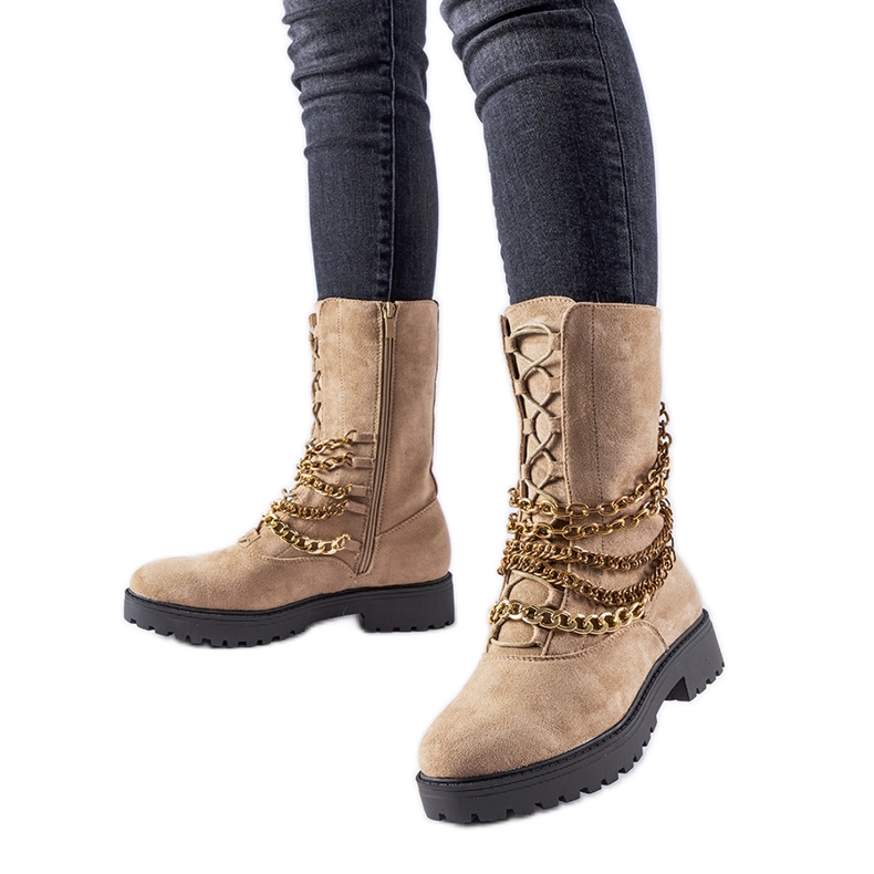 Beige isolerade ankelboots med en Carroll-kedja