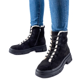 Svarta isolerade ankelboots gjorda av Chamblee eko-mocka