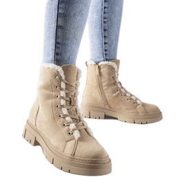 Beige isolerade ankelboots gjorda av Chamblee eko-mocka