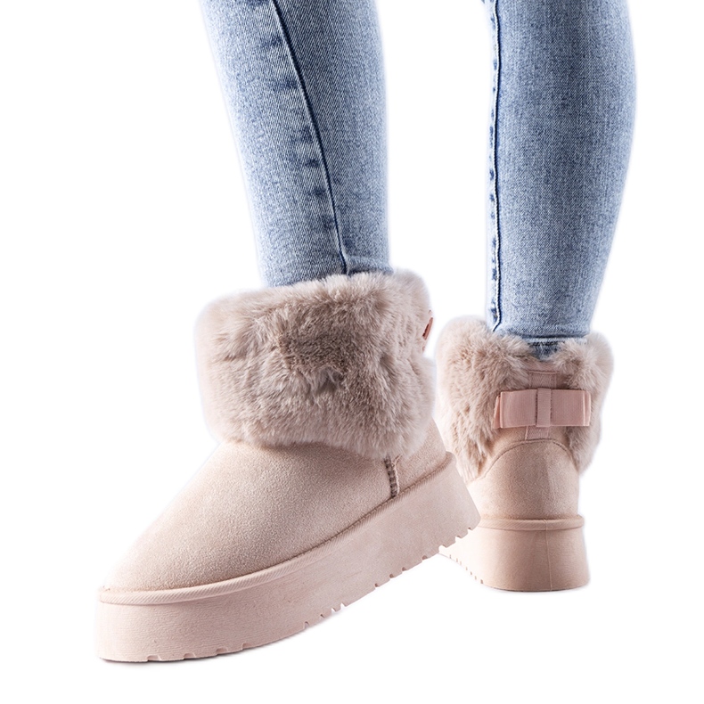 Rosa snökängor dekorerade med Adelfia-päls