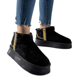 Svarta snöstövlar på Scavi-plattformen