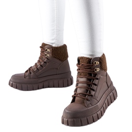 Bruna isolerade Adamsville sneakers