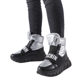 Silverisolerade snöstövlar på Bend-plattformen