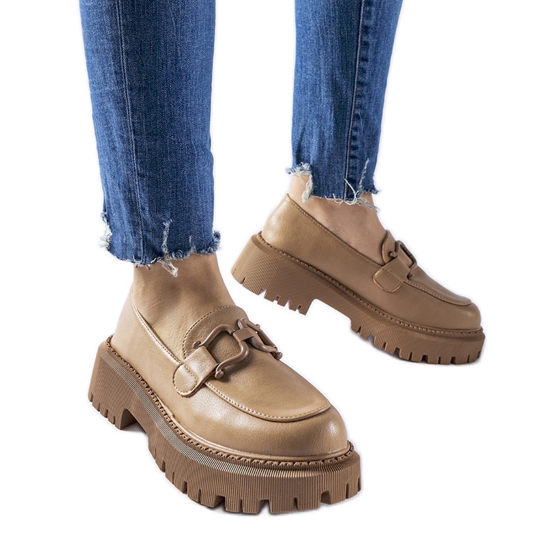 Beige mockasiner dekorerade med ett Cava-spänne