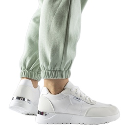 Sneakers i vitt tyg från Geraldino