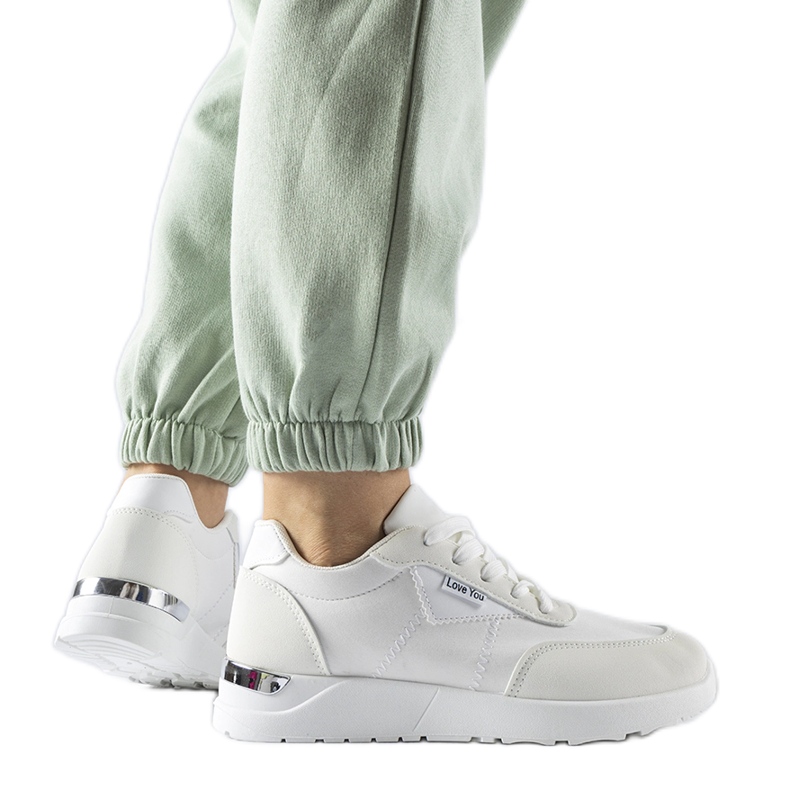 Sneakers i vitt tyg från Geraldino