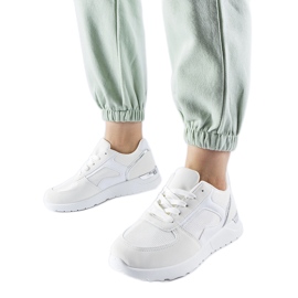 Vita sneakers gjorda av Gallo kombinerade material
