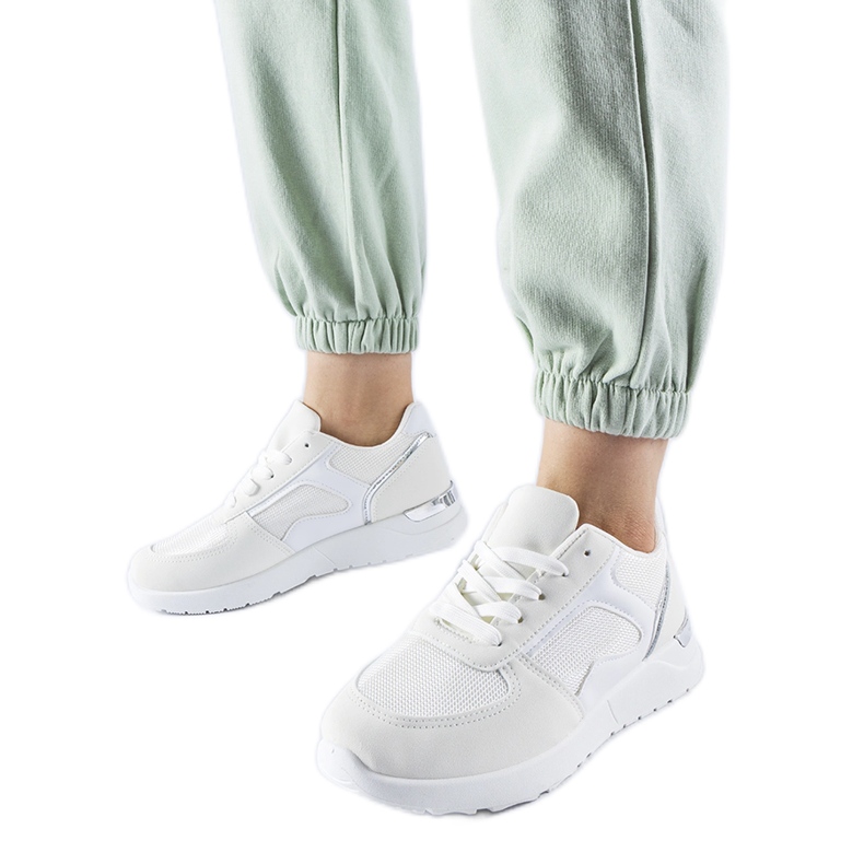 Vita sneakers gjorda av Gallo kombinerade material