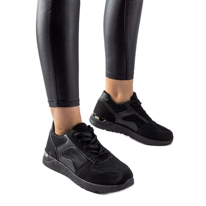 Svarta sneakers gjorda av Gallo kombinerade material