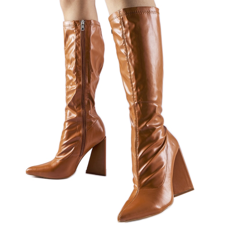 Bruna högklackade stövlar från Petrullo