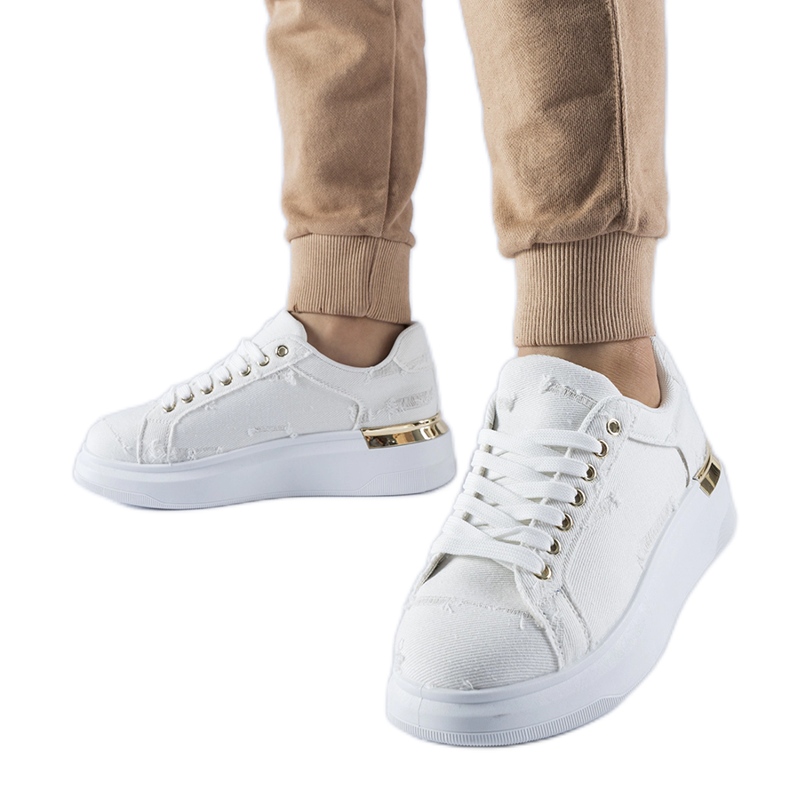 Vita sneakers på Osson-plattformen