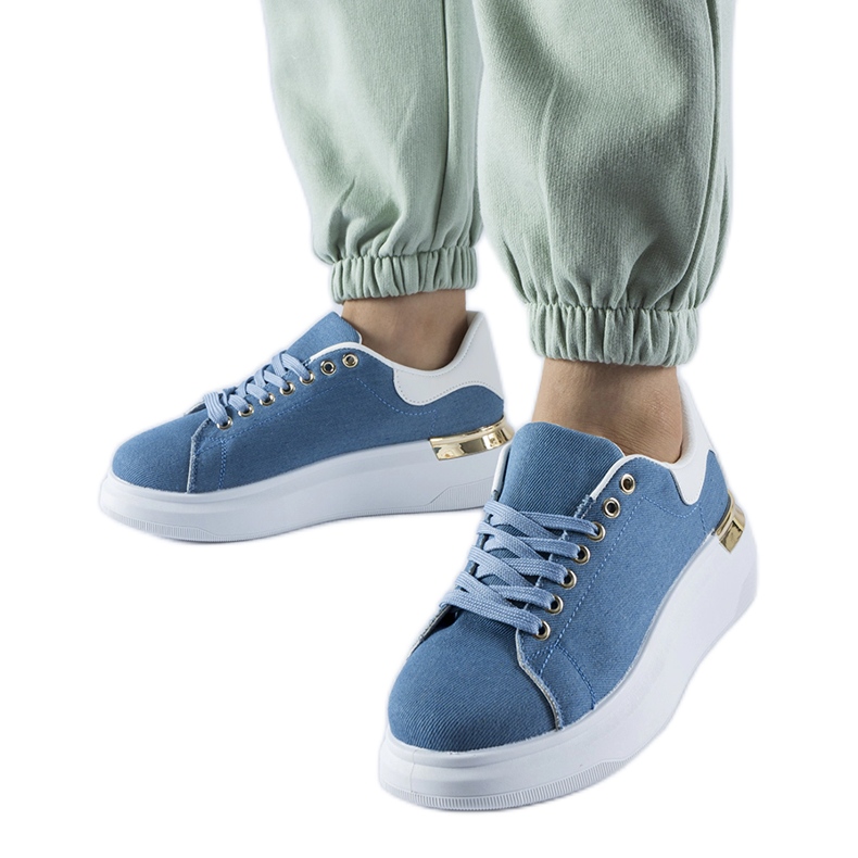 Marinblå sneakers på Scuderlando-plattformen