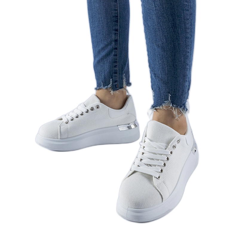 Vita sneakers på Scuderlando-plattformen