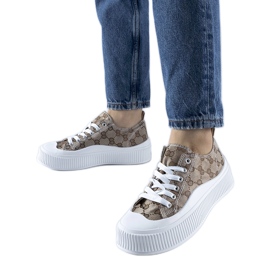 Bruna sneakers dekorerade med Cavi-monogrammet beige