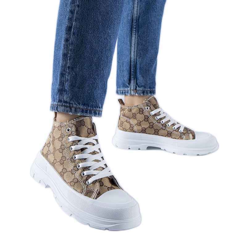 Bruna sneakers dekorerade med Terenzio-monogrammet beige