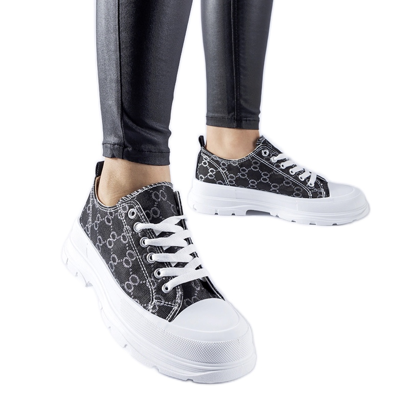 Svarta sneakers dekorerade med Antonella-monogrammet
