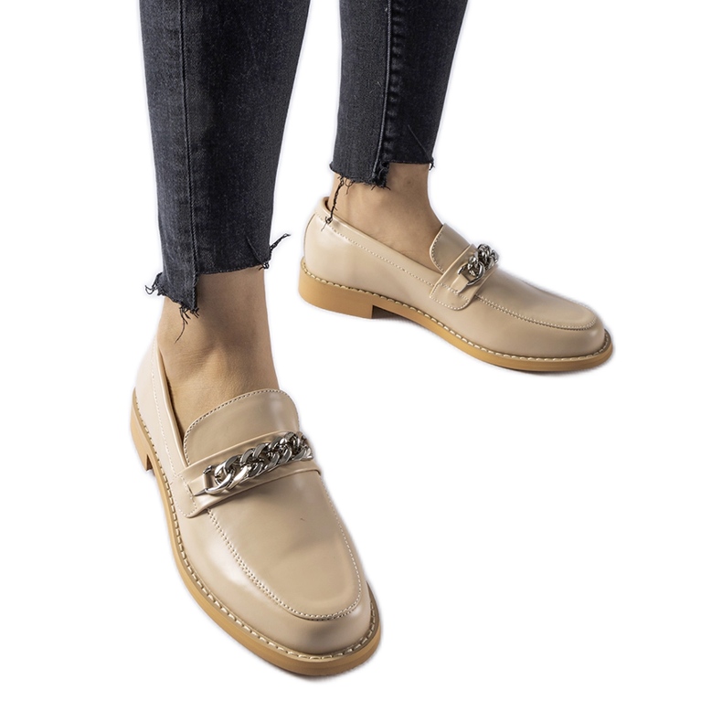 Beige mockasiner dekorerade med en Centerkedja