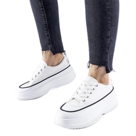 Vita sneakers på Plesio-plattformen