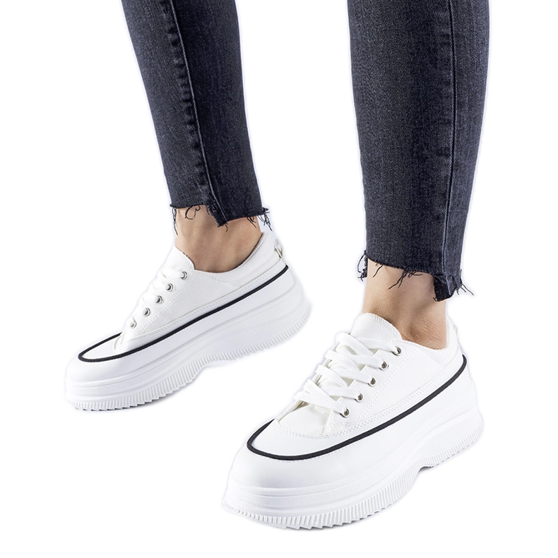 Vita sneakers på Plesio-plattformen