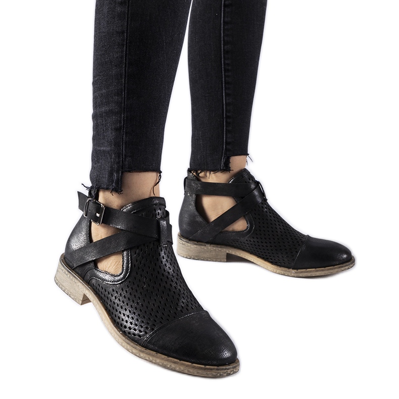 Svarta genombrutna, högskurna Kooter-stövlar