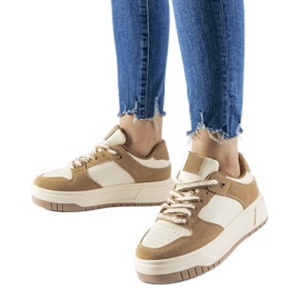 Beige sneakers på Crim-plattformen