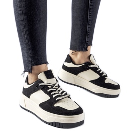 Svarta sneakers på Crim-plattformen