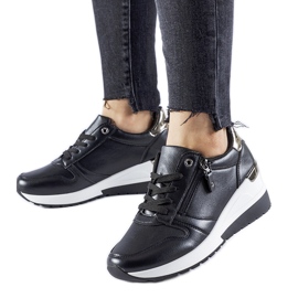 Svarta sneakers dekorerade med Marietta-dragkedja