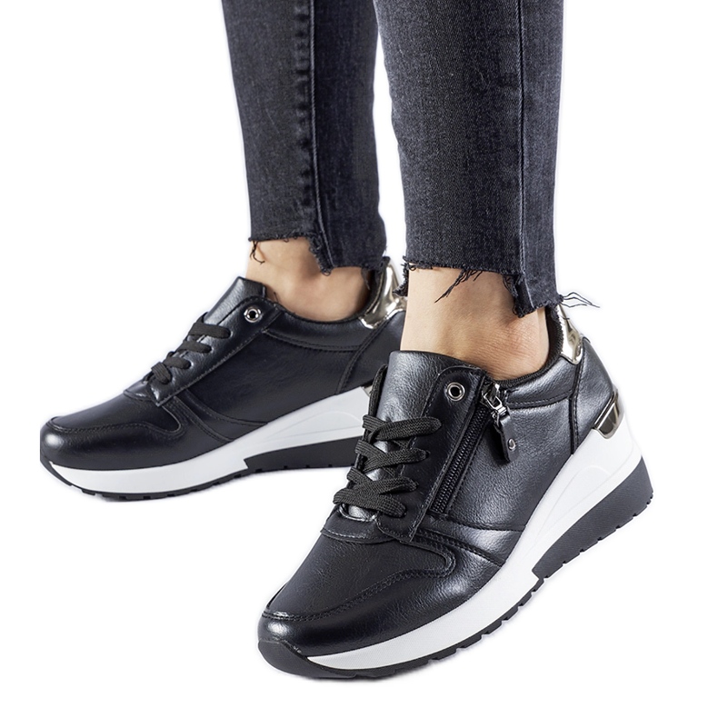 Svarta sneakers dekorerade med Marietta-dragkedja