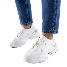 Vita sneakers med en massiv Gironic-sula