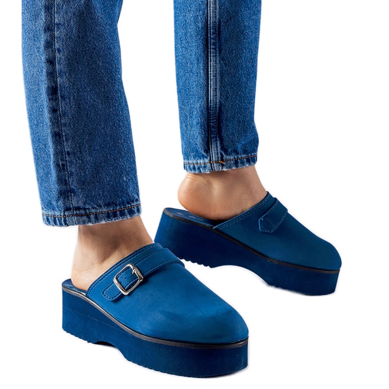 Marinblå träsko glider på Lang-plattformen