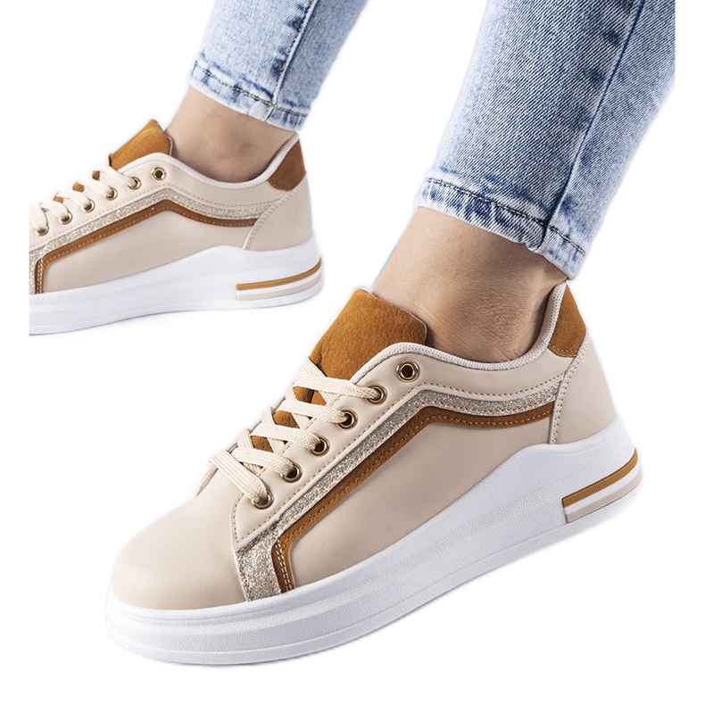 Beige sneakers på Mayfield-plattformen