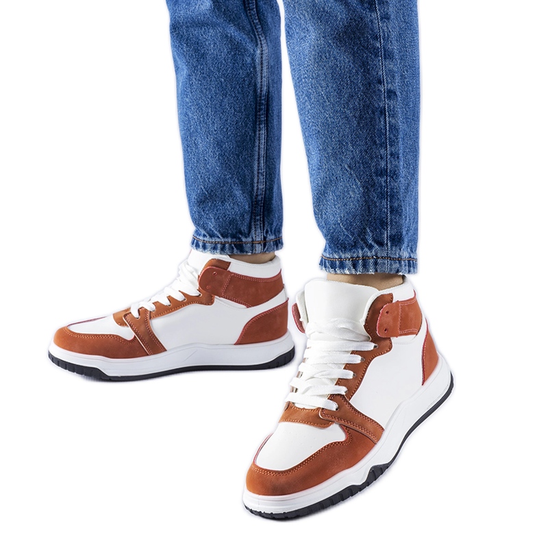 Elizabeths vita och bruna high-top sneakers