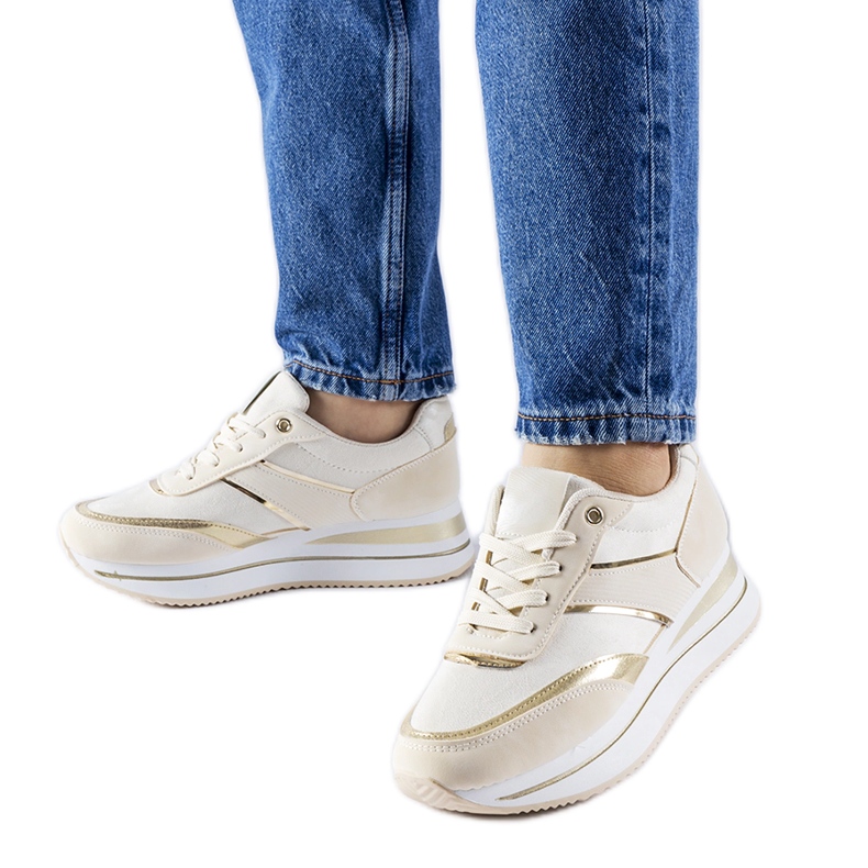 Beige sneakers på Nutter-plattformen