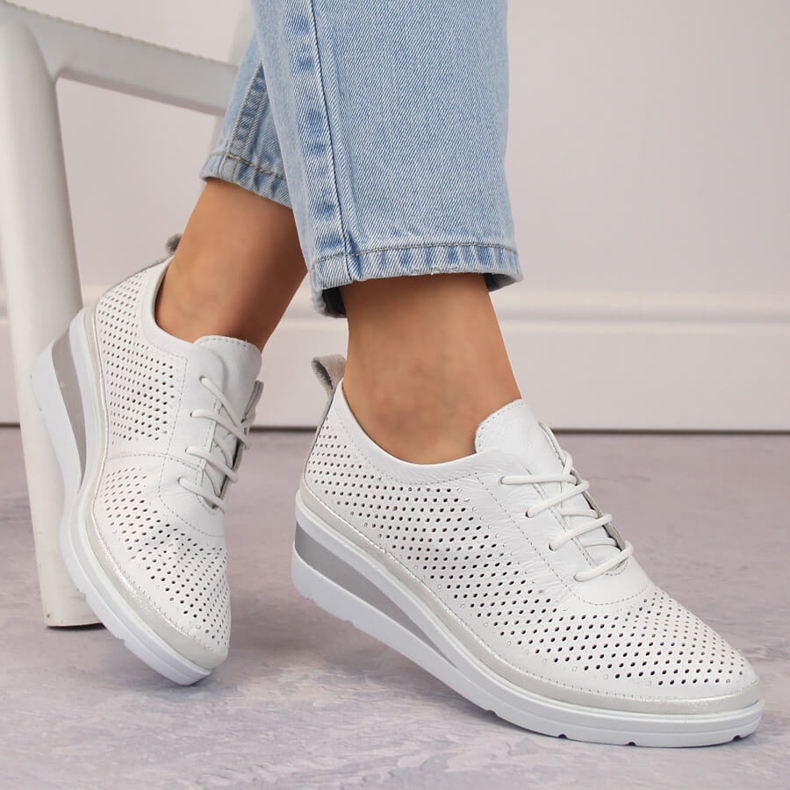 Genombrutna sportskor i läder, vit, T.Sokolski W24-150