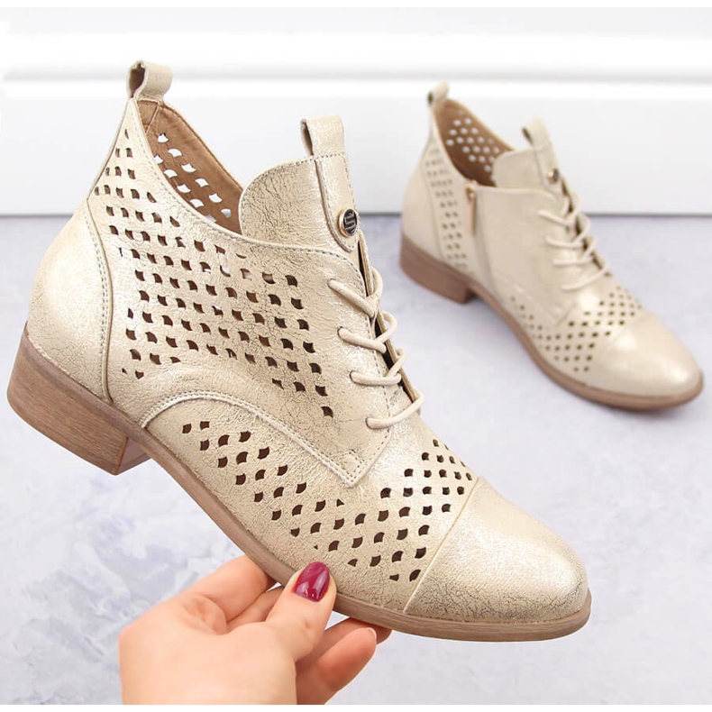 Genombrutna ankelstövlar i guld för kvinnor Potocki SZ12091 beige