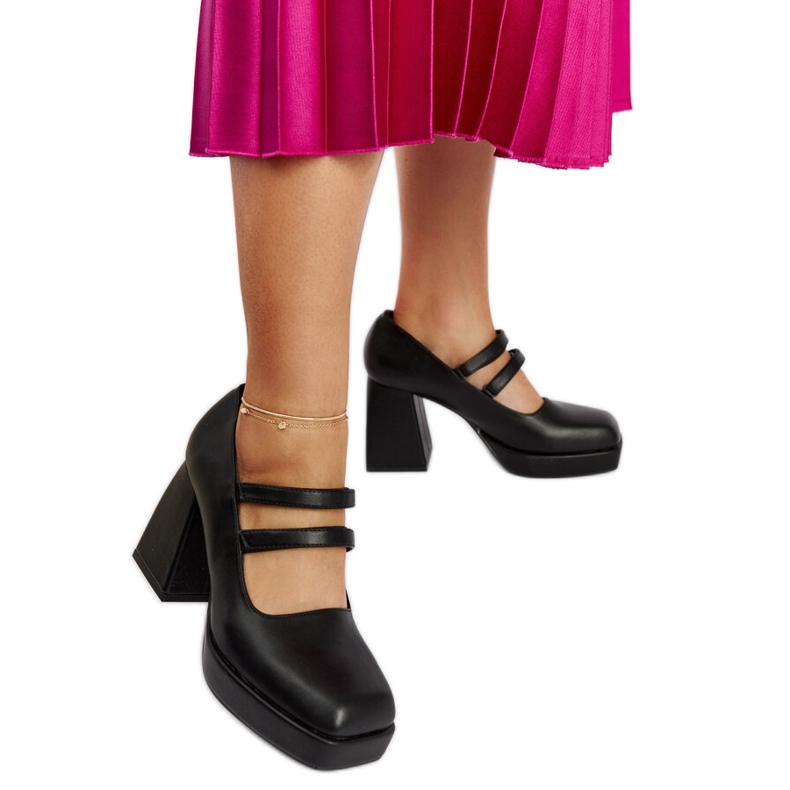 Cher svarta pumps med en massiv blockklack