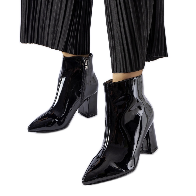 Svarta patentkängor från Usinaya