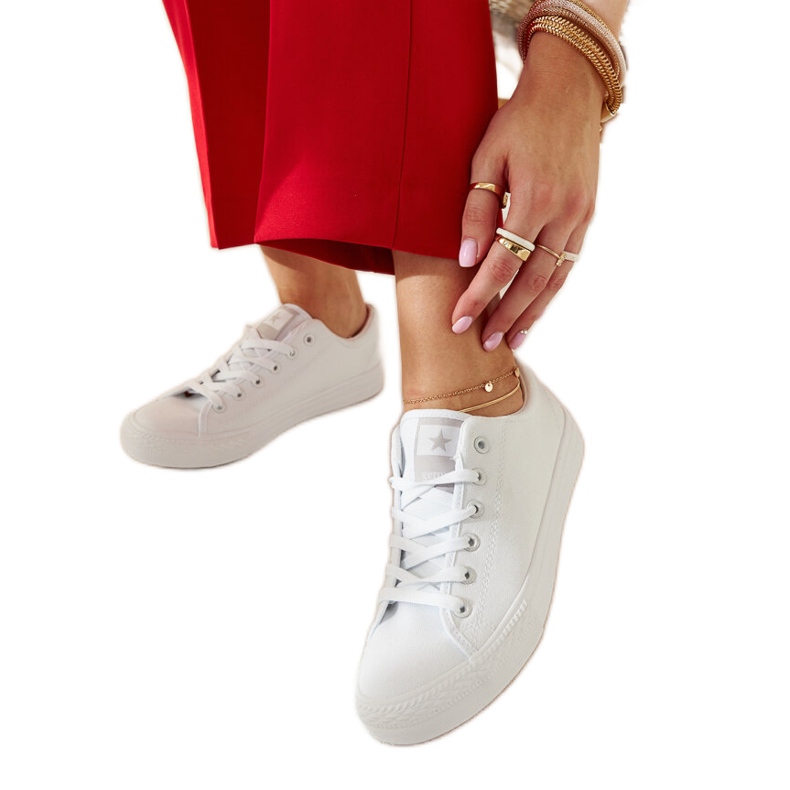 Steniga sneakers i vitt tyg